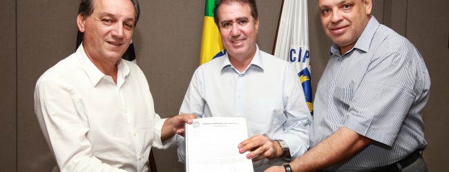 Comissão entrega Plano de Combate às Drogas ao prefeito