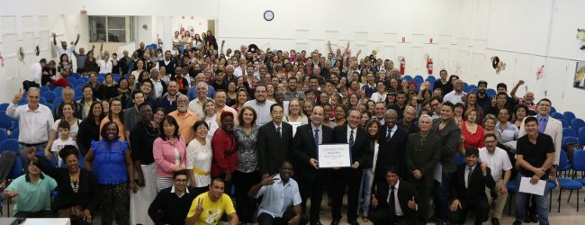 Rossini entrega Diploma de Honra ao Mérito ao presidente da Soka Gakkai
