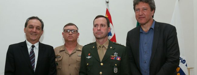 Rossini entrega duas honrarias à EsPCEX