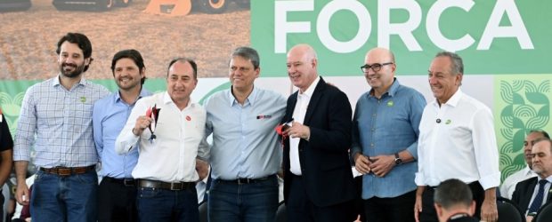 Rossini participa de entrega de maquinários agrícolas do governo do Estado de SP