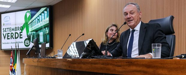 Ato de Rossini recomenda a pratica da autodescrição em eventos institucionais da Câmara
