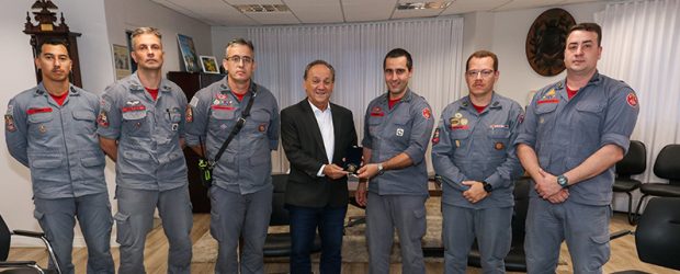 Rossini presta homenagem a canoístas e ao Corpo de Bombeiros