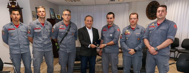 Rossini presta homenagem a canoístas e ao Corpo de Bombeiros